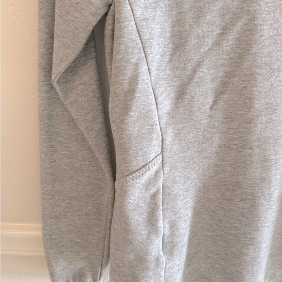 ASICS Athletic full zip up long sleeve top with pockets.
EUC Size Medium - Picture 3 of 14